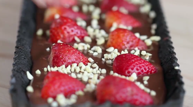 jm-allcreated-no-bake-chocolate-strawberry-cake-1