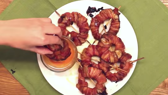 jm-allcreated-bacon-wrapped-onion-rings-with-sriracha-1